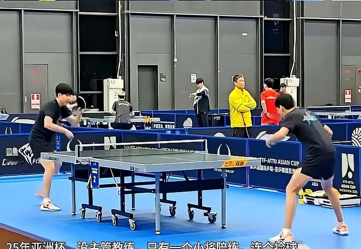 看到王楚钦现在的训练场面，我脑子里就一句话：去年还是孤胆英雄，今年直接登基了。