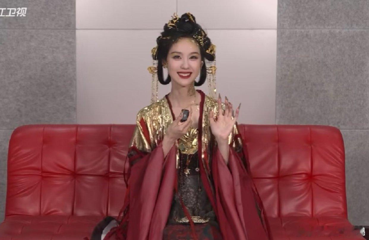 陈都灵王牌再现镜妖造型比剧里看着差一万八千里[笑着哭]​​​
