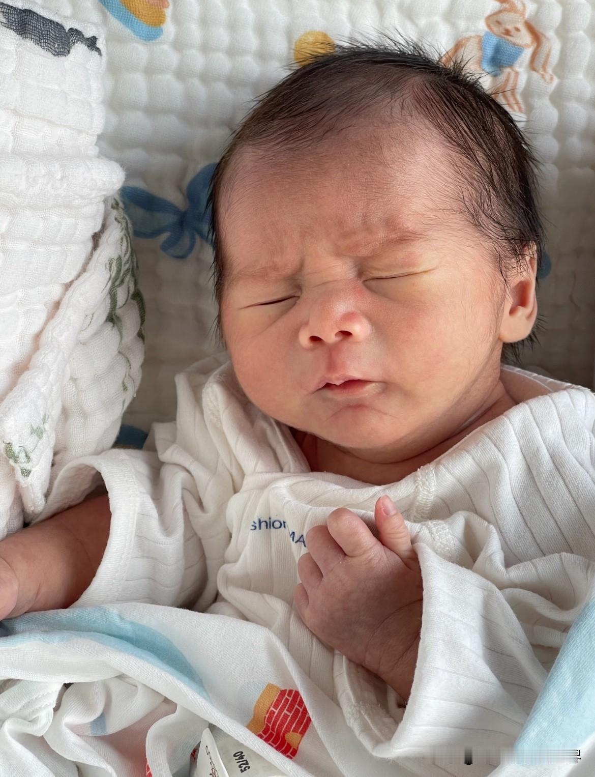 国家这回是真的急眼了。刚才看到医保局放出的狠招，说是2026年起，生孩子“无