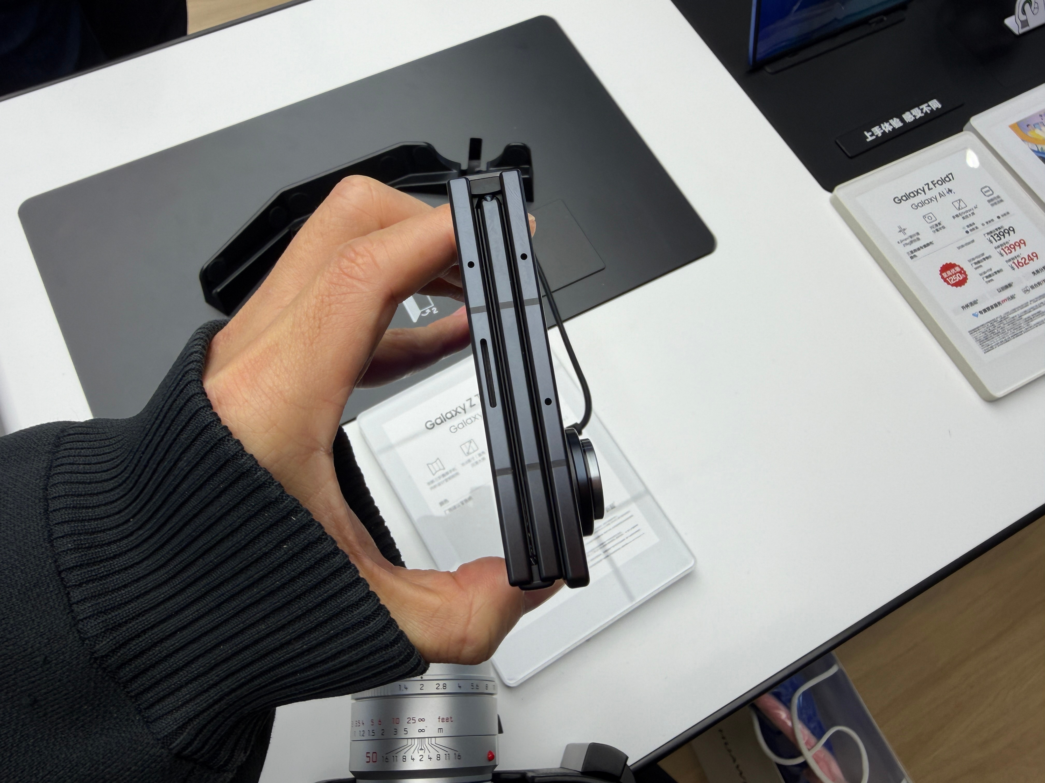 来看了一下三星的三折叠、我想问下真有人买这玩意儿吗？19999元起售、挺厚的、