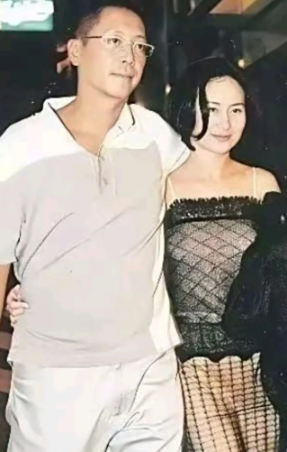 当年许晋亨与妻子何超琼一起逛夜市时的一张留影，当时的何超琼衣着大胆而豪放，只是一