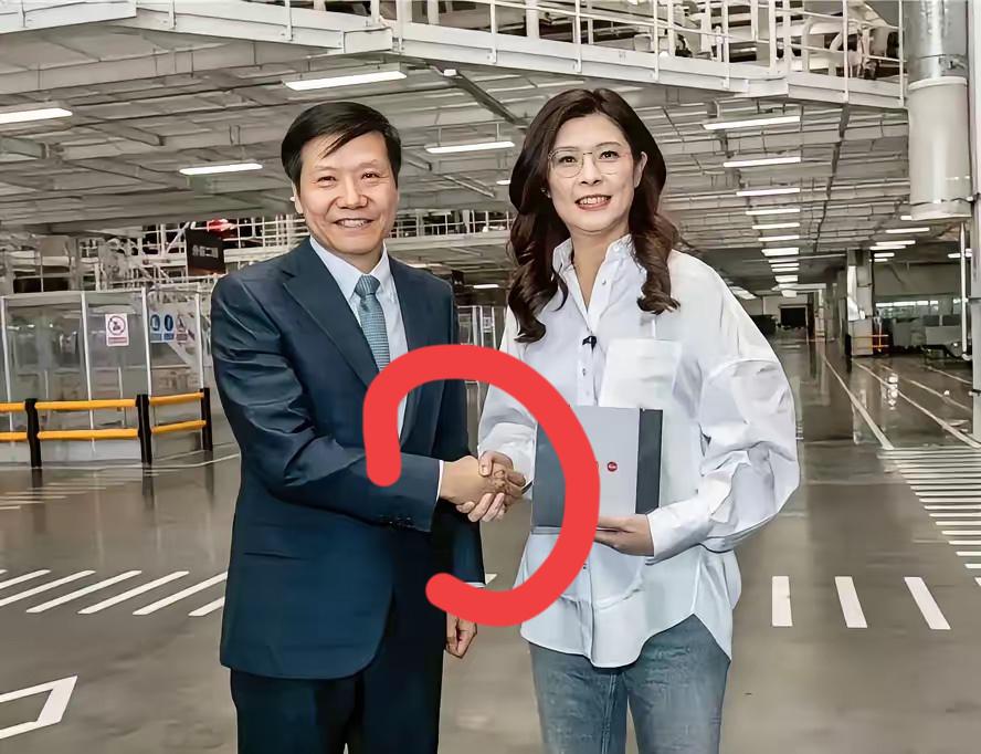 郑丽文紧紧握住小米雷军的手，雷军略显不好意思。郑主席在参观小米工厂期
