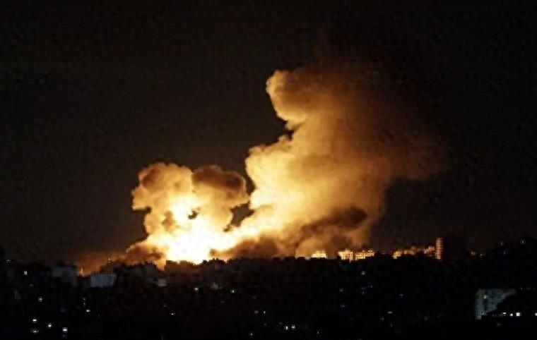 美式霸权又露狰狞！24小时内不宣而战，626次空袭轰平叙利亚，引全球公愤！