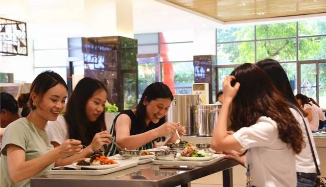 男子带女友去餐厅吃饭，买单的时候男子发现自己没带钱包，而手机里也没钱。气氛很尴尬