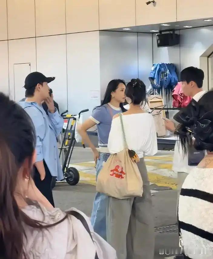 伊能静东大门采购衣服，穿着随意素颜出街，却比化了妆看着还年轻