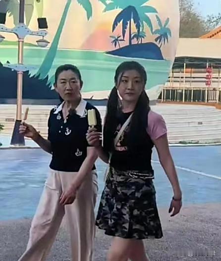 陈梦母女在一起一样的吓人啊，尤其是那眼神！