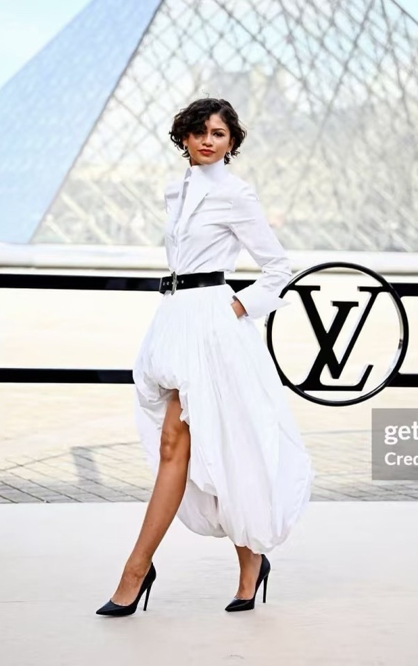 好吧，大家衣服都挺丑的哈哈哈，lv的丑衣服平等的创飞所有代言人