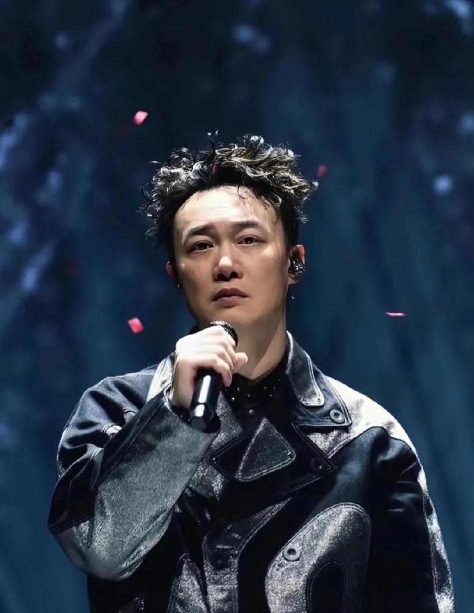 一觉醒来原本高兴的粉丝们被泼了一盆凉水本来陈奕迅演唱会北京站刚刚审批通过，没