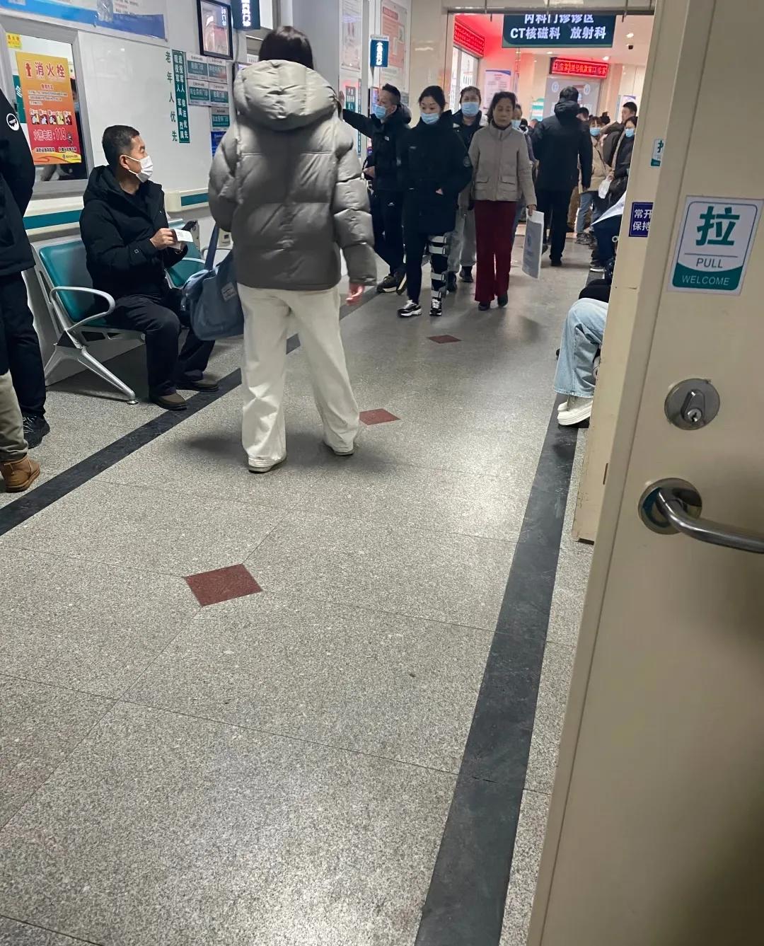 人还没死，就不治了，我邻居老公喝醉酒骑着摩托车从大桥上摔下去了，放弃治疗了，是她