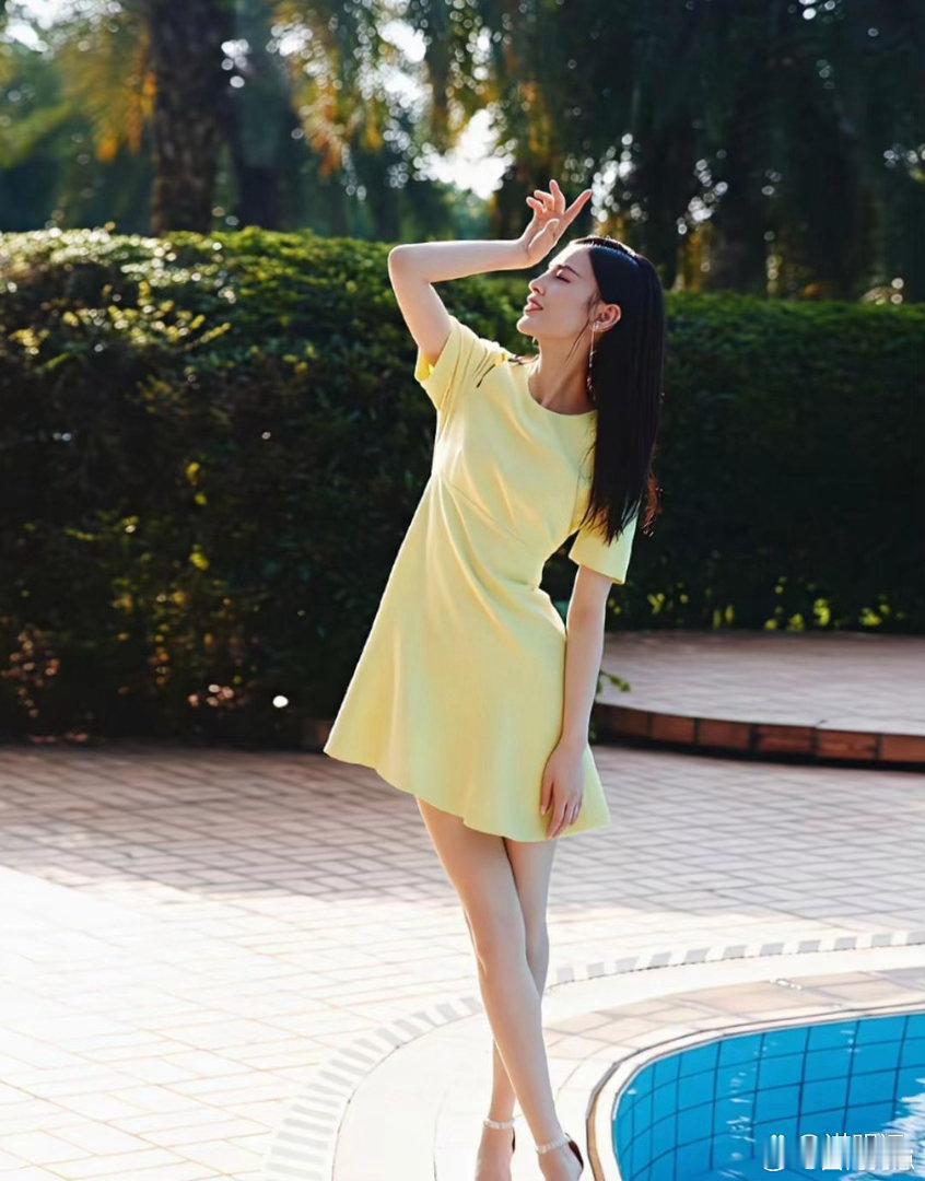 泳池边上氛围感十足，黄圣依气质明媚俏丽，灵动姿态温柔夺目，每一帧颜值都格外戳人。