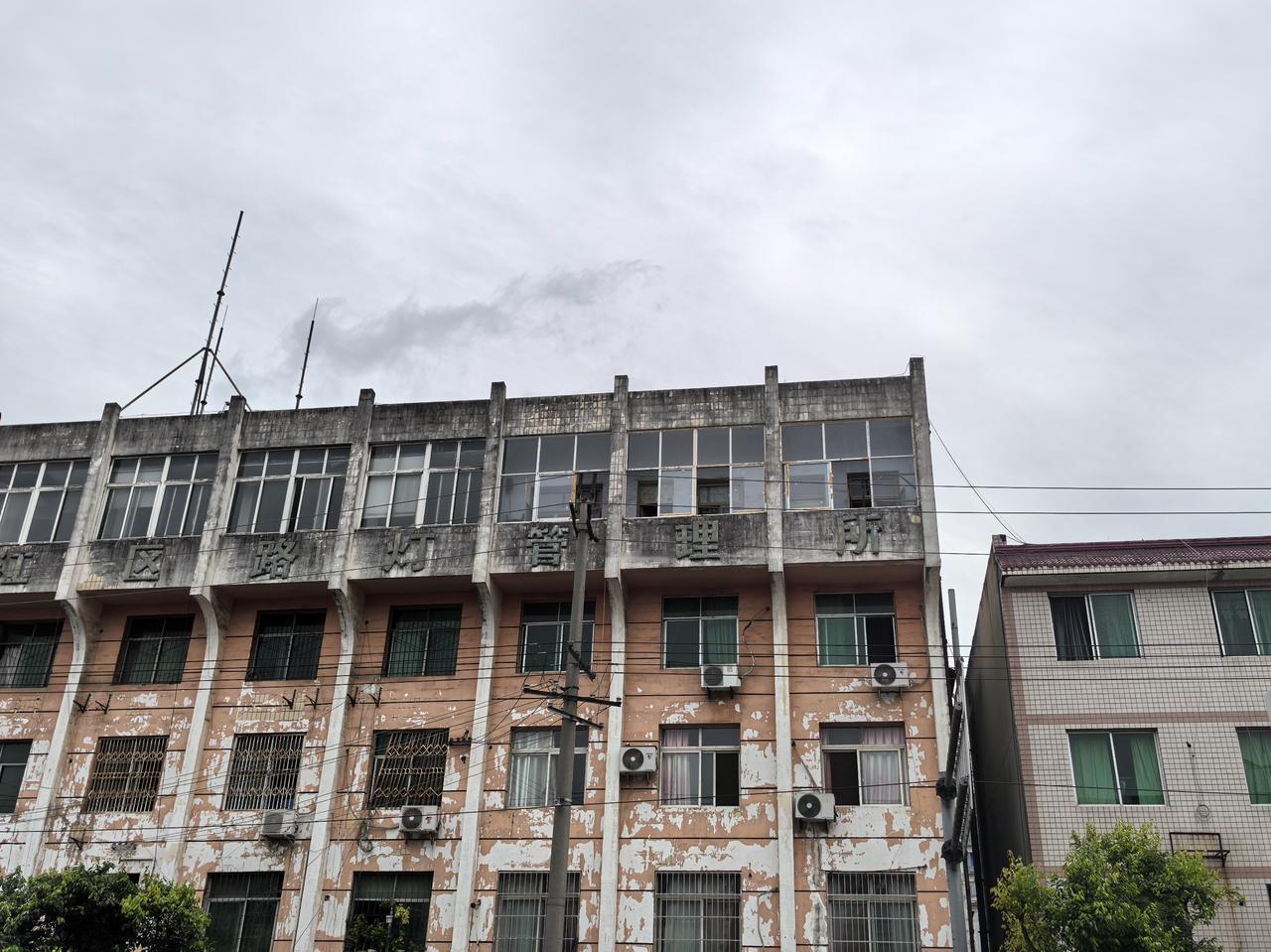 路灯管理所是什么级别的单位？今天到一个郊区，猛然发现一所褪色的建筑上，悬挂着