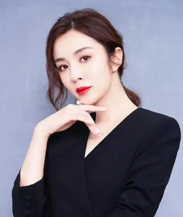 观众认为王晓晨有双下巴显老，把米兰演丑了，张艺谋说，为什么选王晓晨来演米兰，一是