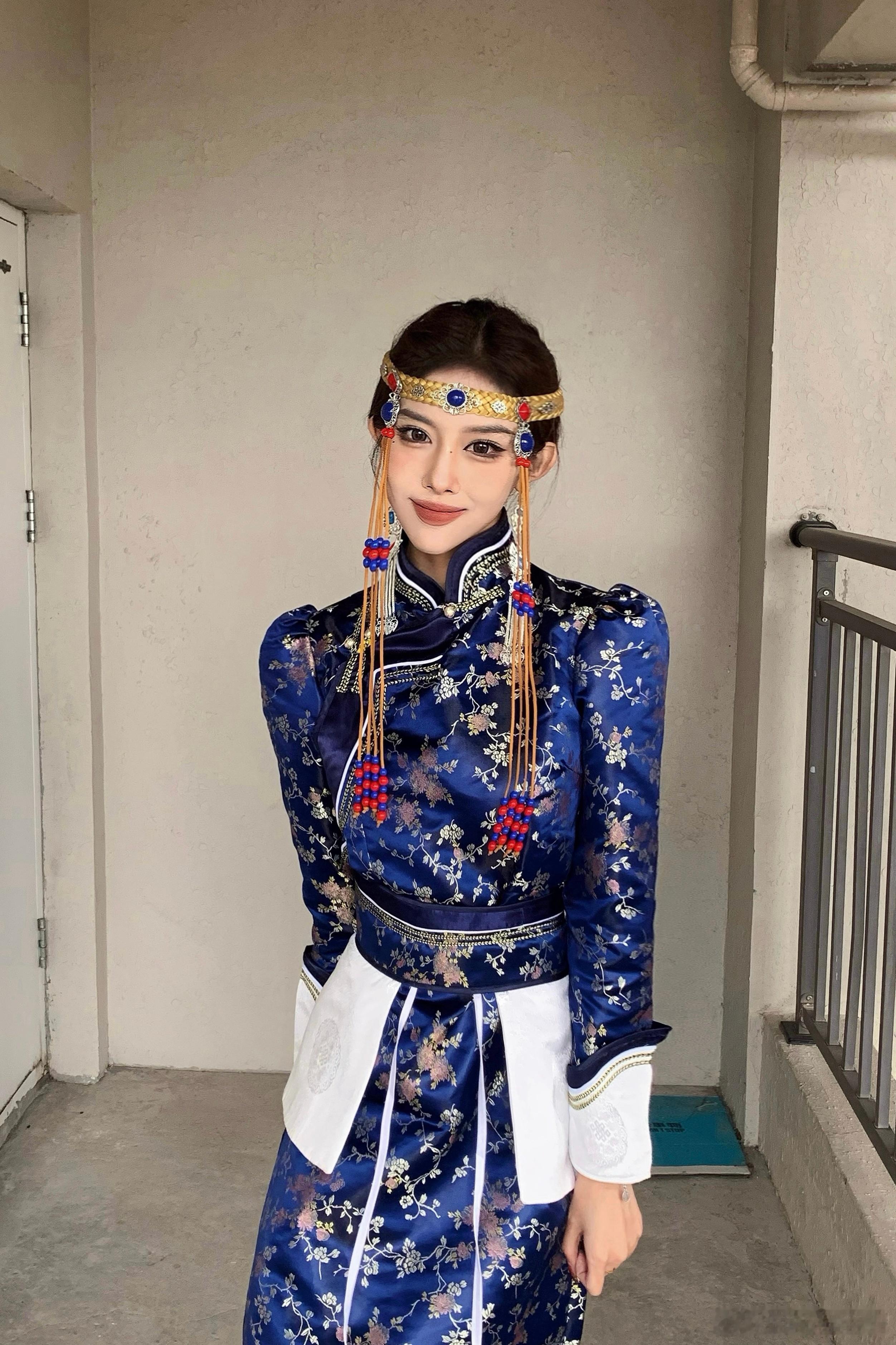 蒙古族穿一下蒙古袍​​​