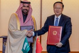 中国神操作：把美国“欠条”转手卖给美国债主，人民币悄悄上位！