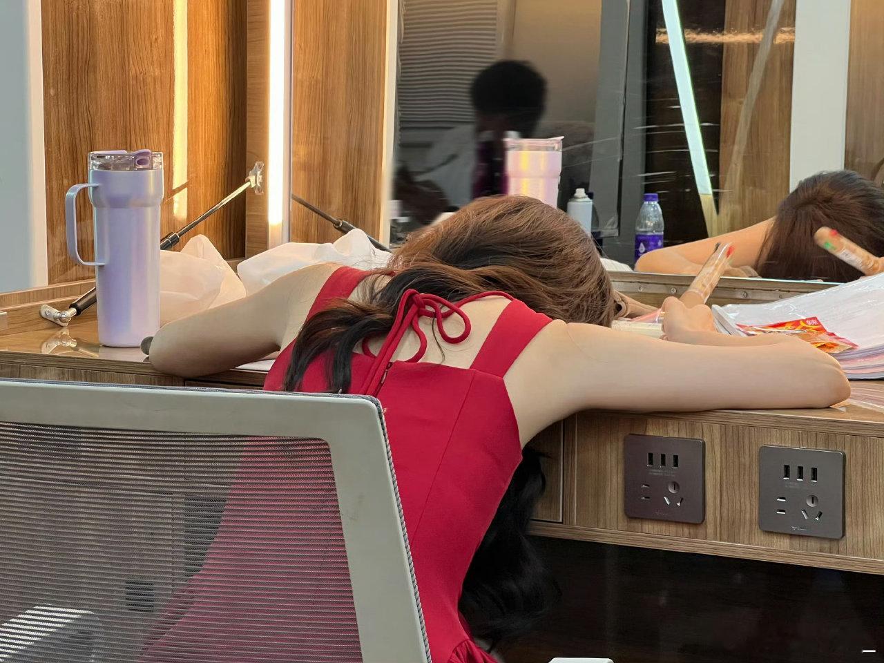 我上班时就吴宣仪这样别卷到连旅行都忘了，但也别太放松～等你出发了，记得把美照和v