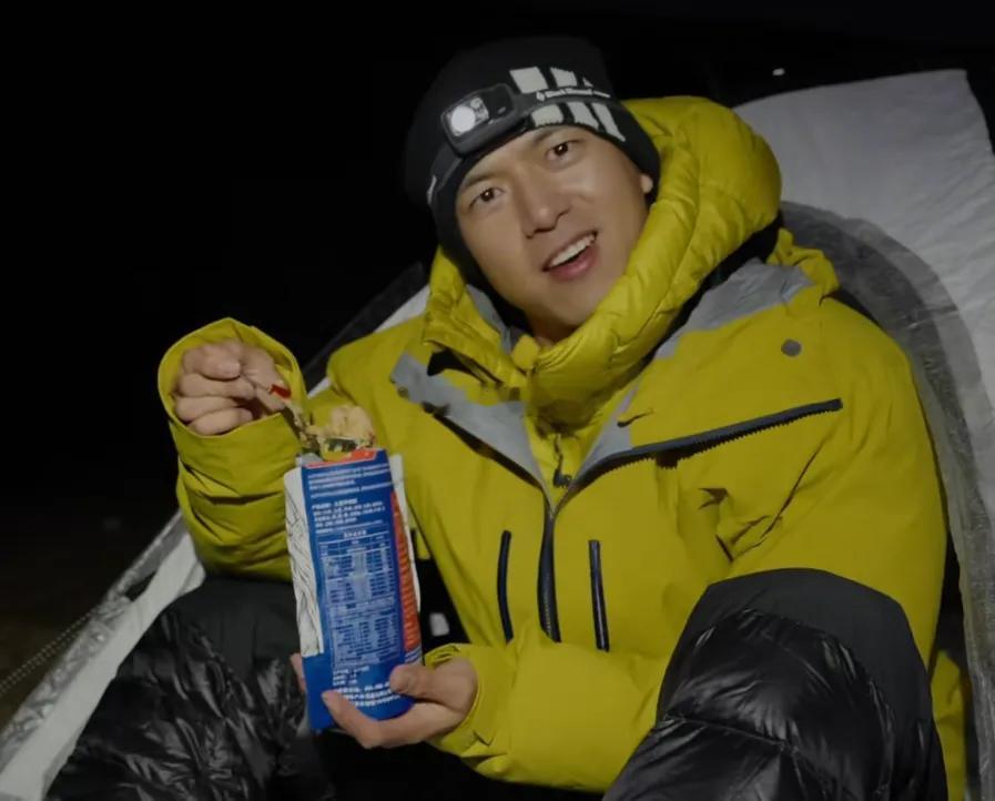 34岁的李现与著名旅游博主“links”，共同攀登上了高达7538米的西藏库拉岗