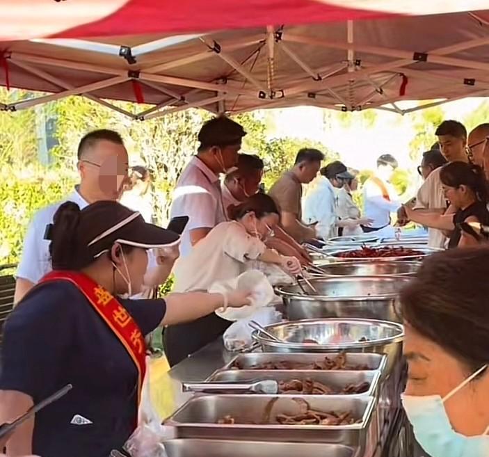 大街小巷很多摊位，附近的居民下楼买几个菜，就能解决晚餐。这已经不是酒店，分明是郑