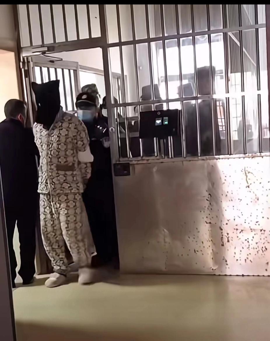 金毛彻底慌了不是因为他伤害了爱他的女人，而是在一审判决书面前竟会如此不堪一击