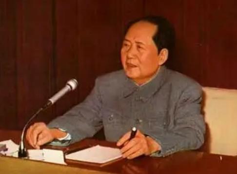 1952年，毛主席问了贺龙和邓小平一个问题：“中国有几个台湾？”不等二人回答，他