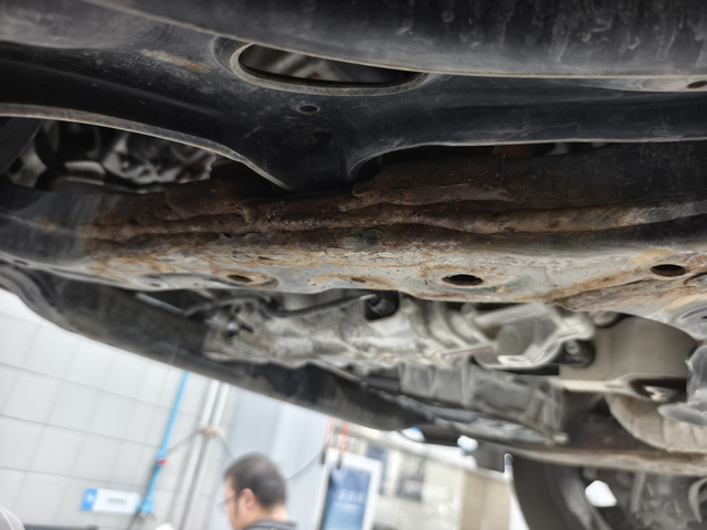 锈成这样真的正常吗保养时拆开发动机护板，发现里边已经锈成这样了，保养师傅说是正