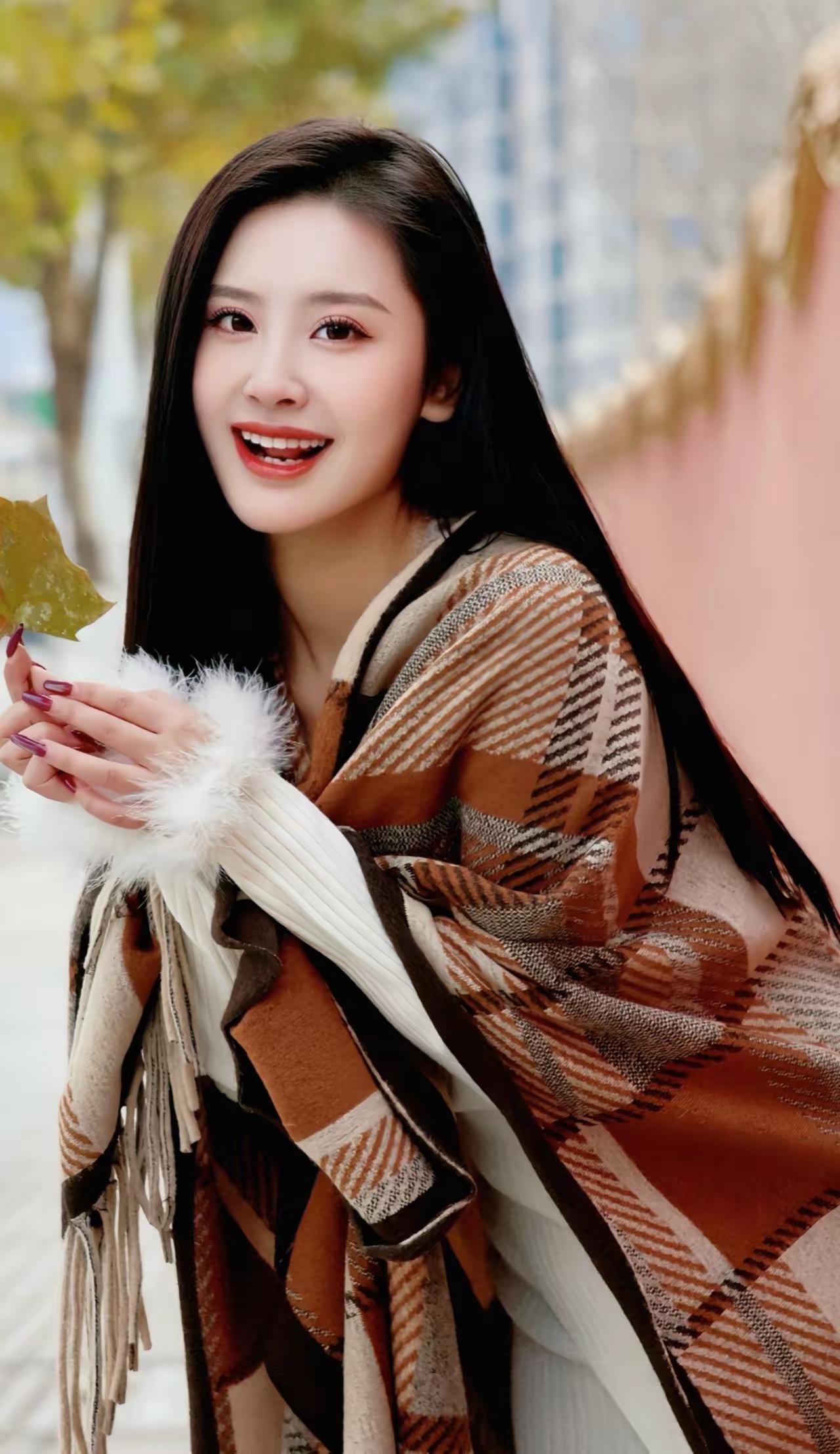 秋日暖阳下的甜美笑容,棕色格纹围巾与白色毛绒手套的完美搭配,尽显温柔与时尚。