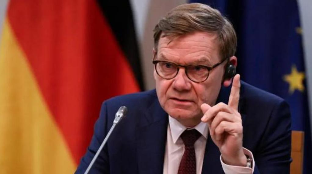 德国要花165亿，拆掉华为设备！据外媒报道，德国政府正计划拿出超过20亿欧