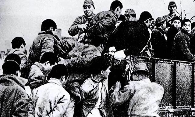 1941年河北，一队八路军大摇大摆的走进了一个村子，村民们非常高兴，好酒好菜招待