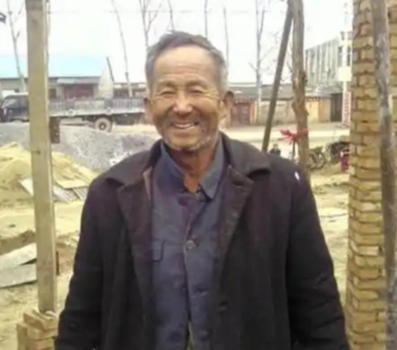 北京一流浪汉因为缺少暂住证被带进收容所，登记籍贯的瞬间民警猛然怔住：“您就是鼎鼎