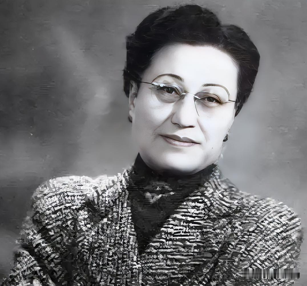 陈洁如，1905年生人，蒋介石前妻，1927年离婚后赴美留学。1933年返沪，任