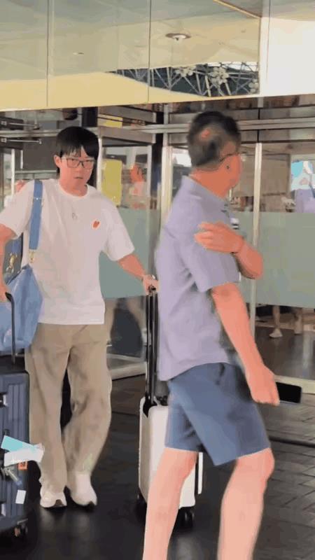 莎莎和大头国乒的运动员启程回国了太好了，回来好好休息调整一下这次国外