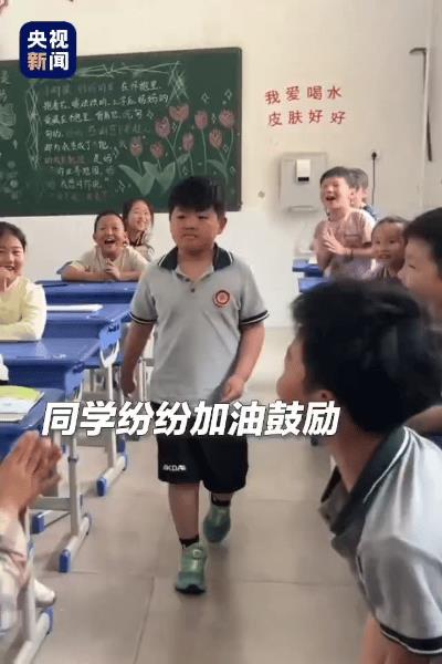 这是好老师！河南洛阳，班级里，老师注意到角落里有个小男孩总是低着头，不和其他同学