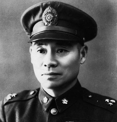 1936年，蒋介石在西安脱险后，在南京下飞机，何应钦第一个上去迎接，蒋介石却冷漠