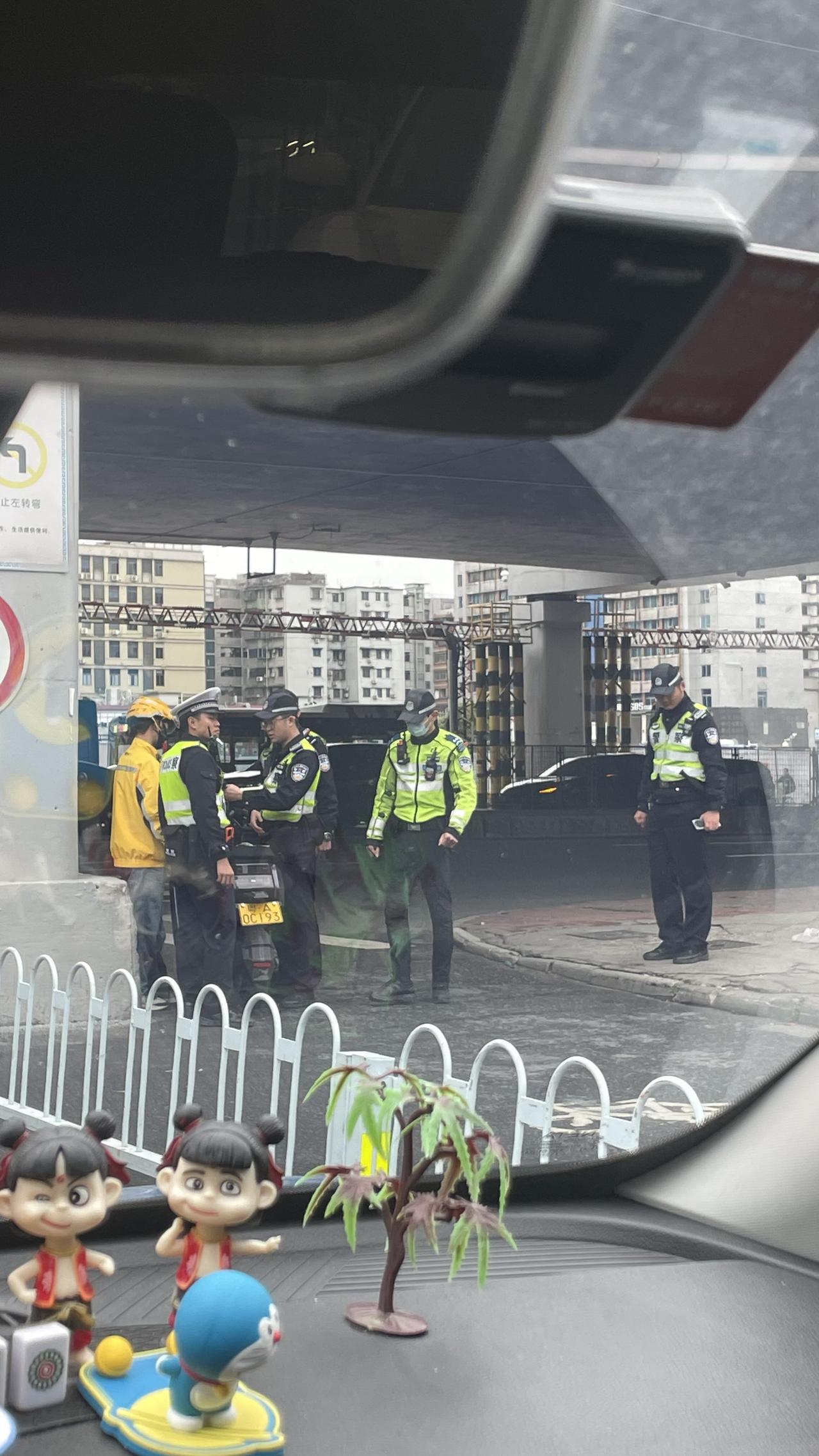 你看出来什么名场面早上上班等红绿灯看到这个场景觉得很有意思但又说不出