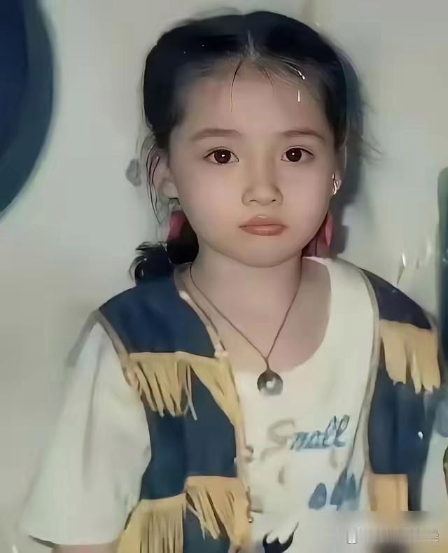 向太最骄傲的资产不是12亿，是她孙女这张脸。岁小奶黄正脸一曝光，网友直接炸了——