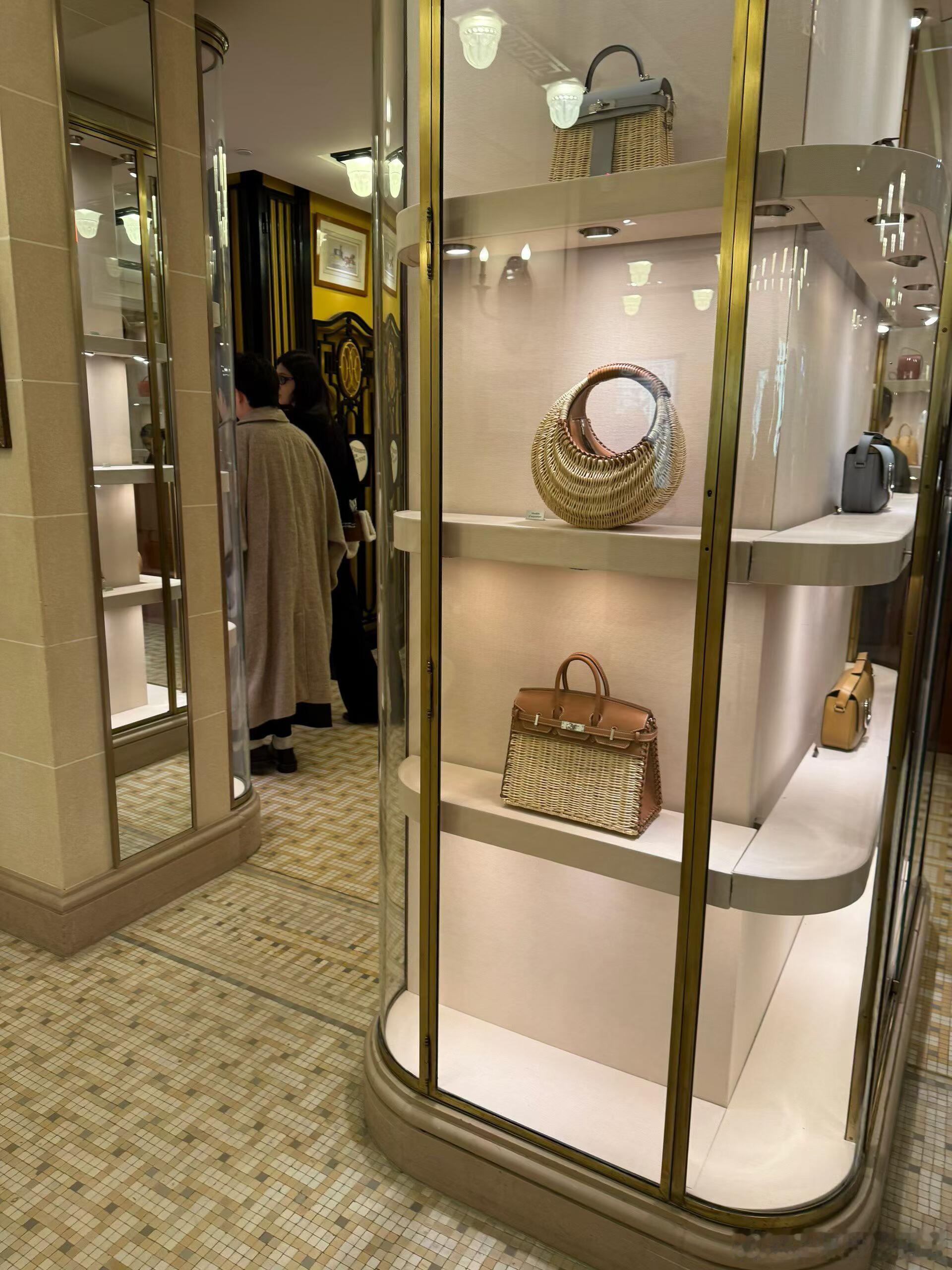 巴黎偶遇奚梦瑶逛爱马仕，模特老了怎么办？当然是👇巴黎偶遇奚梦瑶逛爱马仕奚梦瑶逛