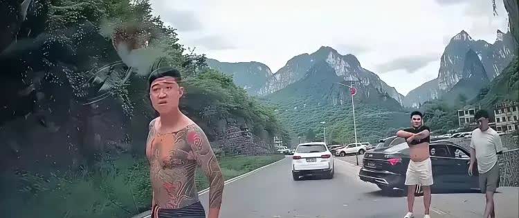 2025年8月5日山西晋城这起奔驰纹身男加塞事件真的太气人了。视频里那全身大面积