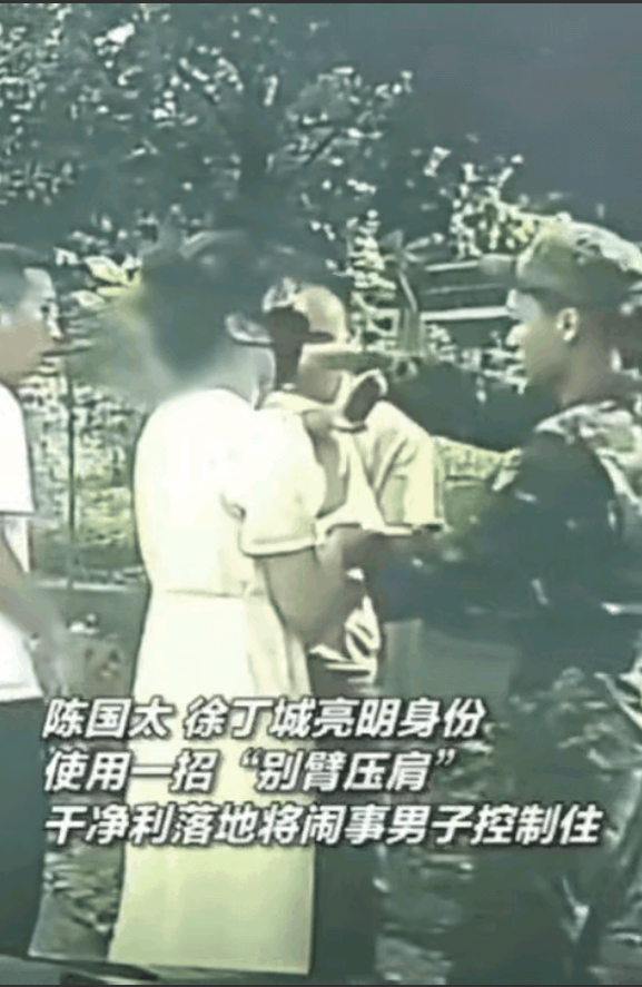 胆大包天！浙江金华，2名武警正在巡逻，突然从街上传来呼救声，2人二话不说就冲了过