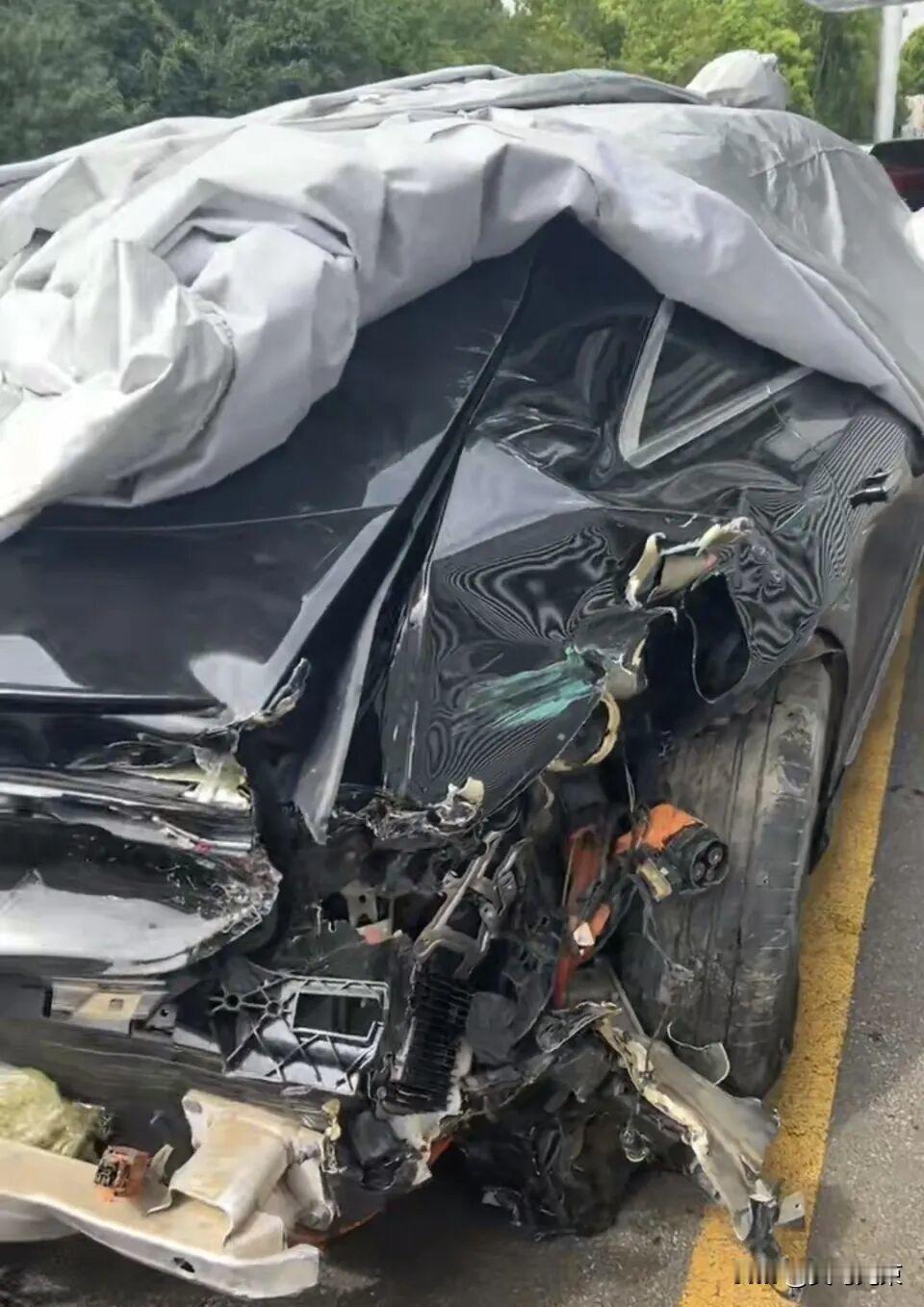 女高管奔驰理赔，二手车保额到底该咋算。张女士买了奔驰试驾车，六十多万，开了两年