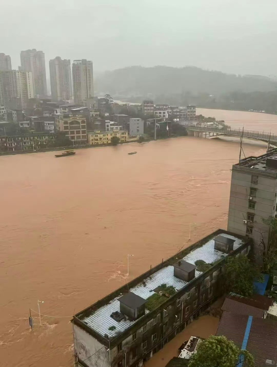 海水倒灌受台风“美莎克”侵袭，防城港遭遇海水倒灌、江河暴涨，短短两小时积水漫至一