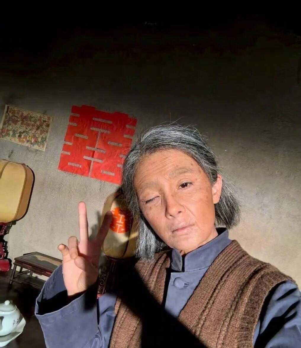 谁刷到老年版杨幂没愣一下啊！之前总看她又美又精致，突然见她有了岁月痕迹，真有点没