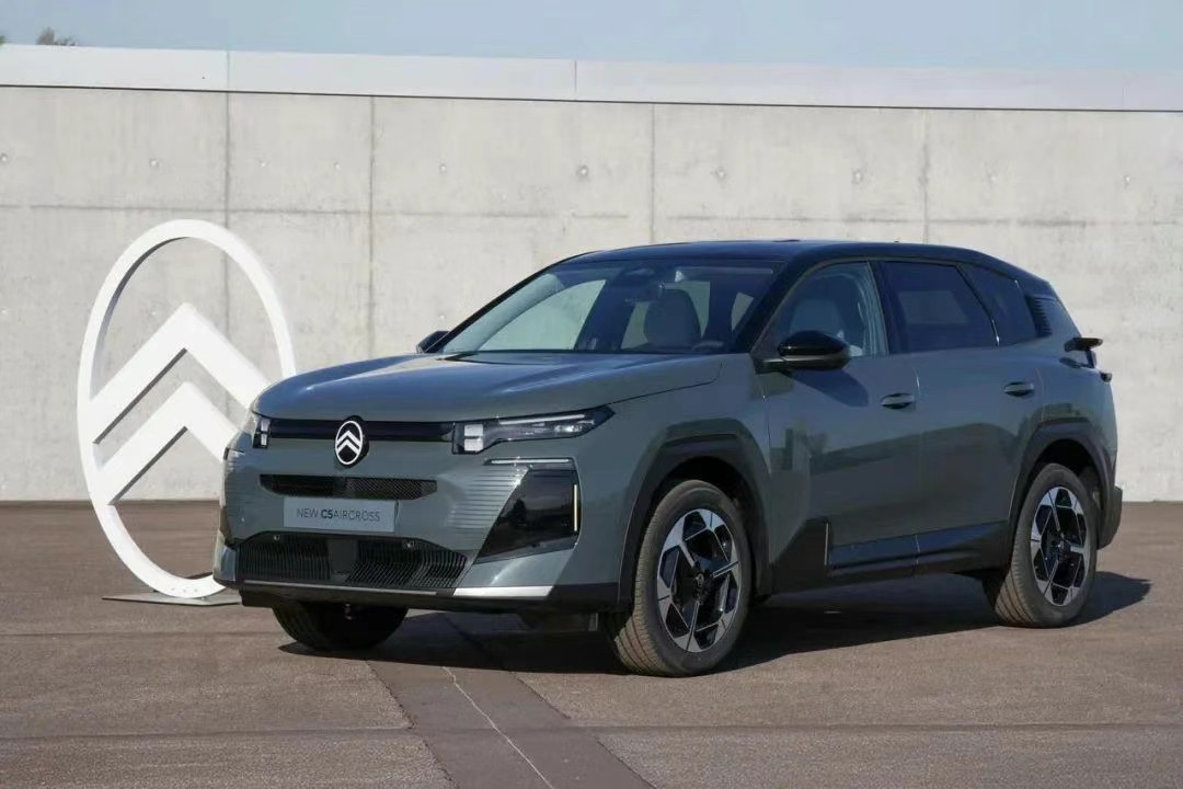 看完新一代雪铁龙C5AIRCROSS，第一感受是：这车法系味道太正了。虽然线条