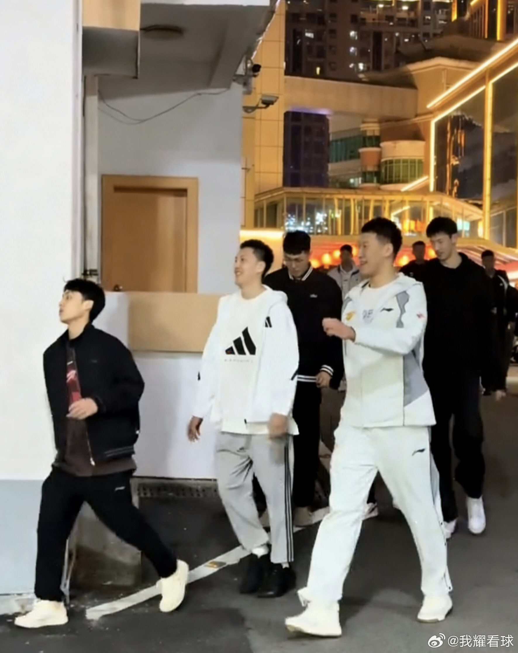 好消息，队长胡明轩归队了！晚上广东全队一起聚餐，大伙心情不错，接下来是不是准备全