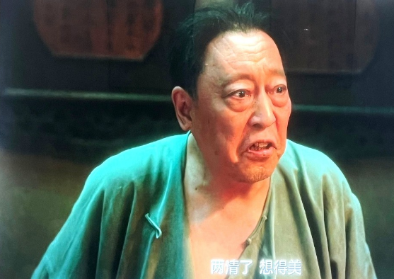 洞房夜，新娘拿刀对着新郎，全网都在问：这还是爱情吗？镜头没拍床，只给了一扇紧