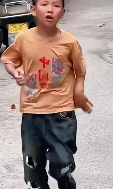 泪酸，再次都是眼泪，远嫁的女子离婚三年后，便偷偷开车来看孩子，婆家没敢去，趁孩子