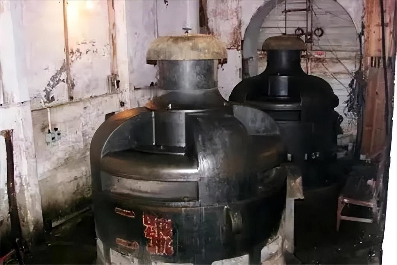 2006年，一群游客来到贵州的一处溶洞，突然发现两台美国产发电机，令他们震惊的是