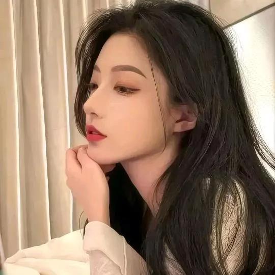 慵懒的午后，温柔的侧颜，与咖啡相伴的美好时光日常咖啡时光咖啡休闲照温柔咖啡时