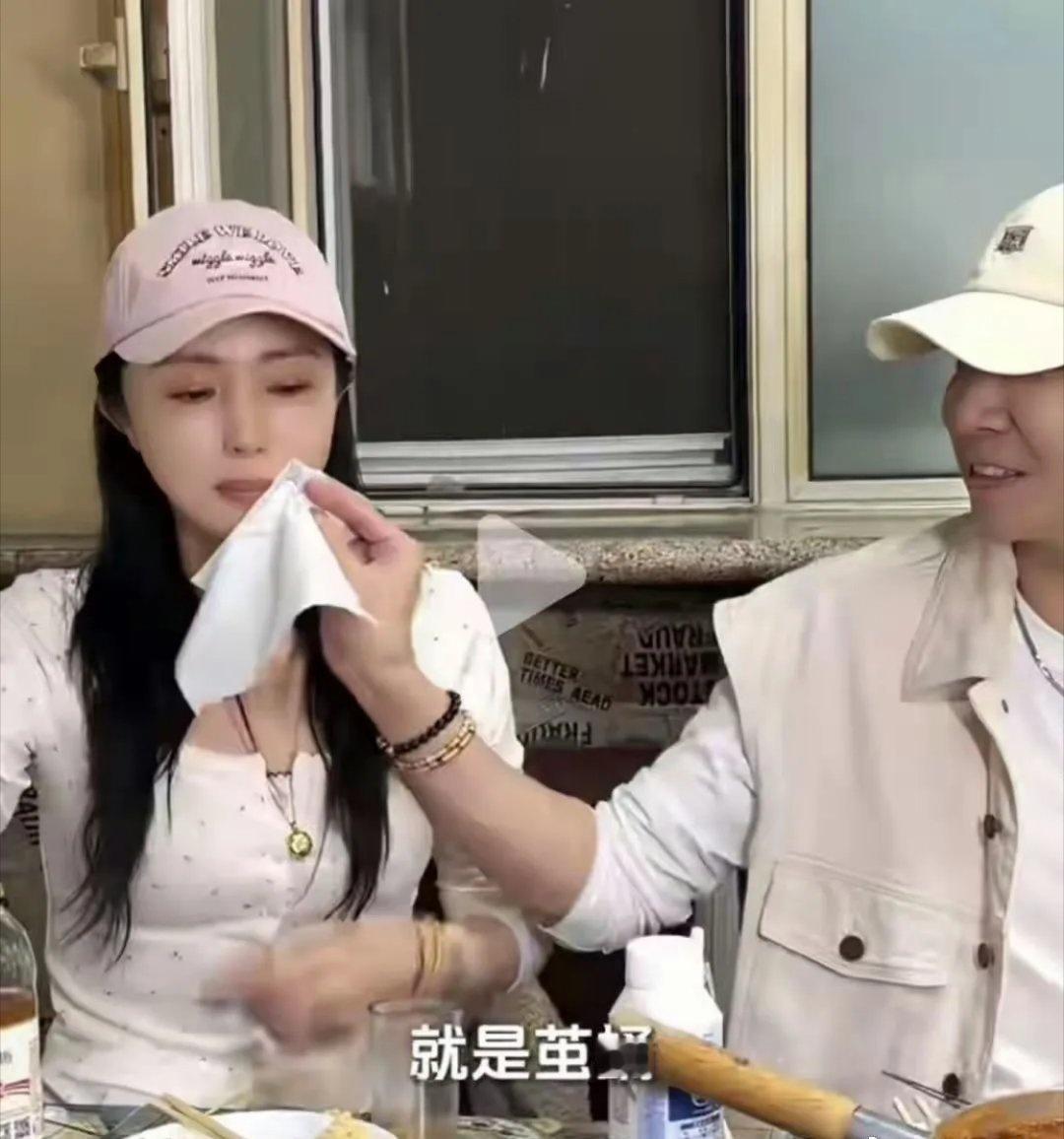 网友哈尔滨偶遇董璇张维伊，俩人街边烧烤店撸串！张维伊手上50克大金镯子一眼吸睛