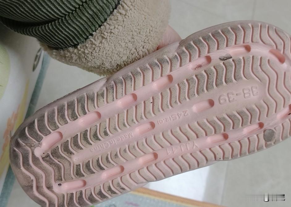 我就纳闷了，我每天拖地，为啥拖鞋底就是这么脏呢？明明同一天刷的，为啥我老公的就干