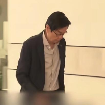 面相真是一门玄学，你就看黄百鸣吧，事业鼎盛那会，面相舒展大气，自带电影大佬从