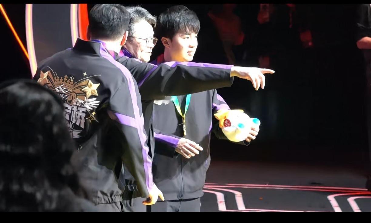 真的要被魏桥的领导和团队暖到湿了眼睛[哭哭]超有温度的一支队伍！颁奖结束后尹老